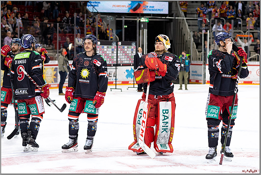 PENNY DEL Viertelfinale 4. Spiel; Duesseldorfer EG - Red Bull Muenchen; Duesseldorf, 16.04.2022